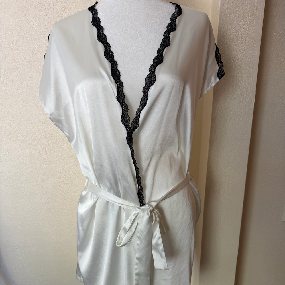 Victoria Secret Bombshell Elegant White Satin Robe with Black Lace Trim Size M